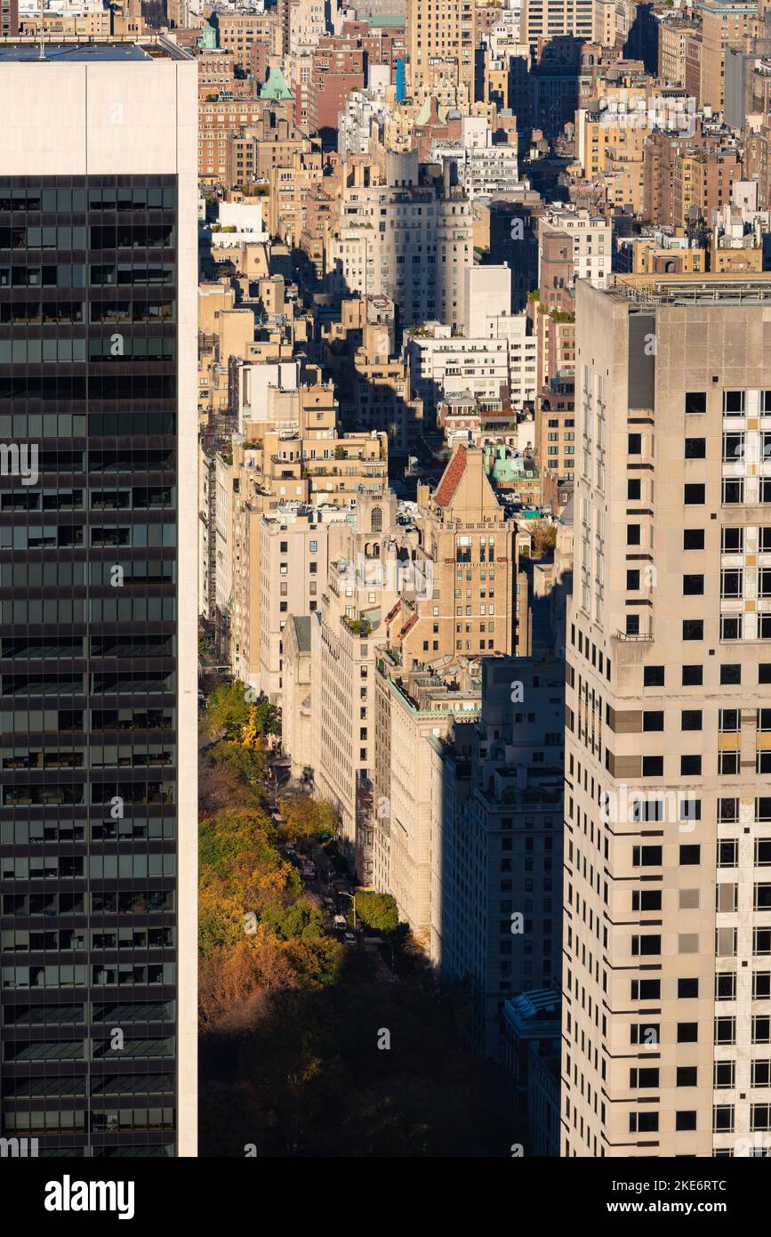 Vista aerea di New York City sui grattacieli e gli alti edifici lungo la Fifth Avenue presso Central Park. Manhattan Foto Stock