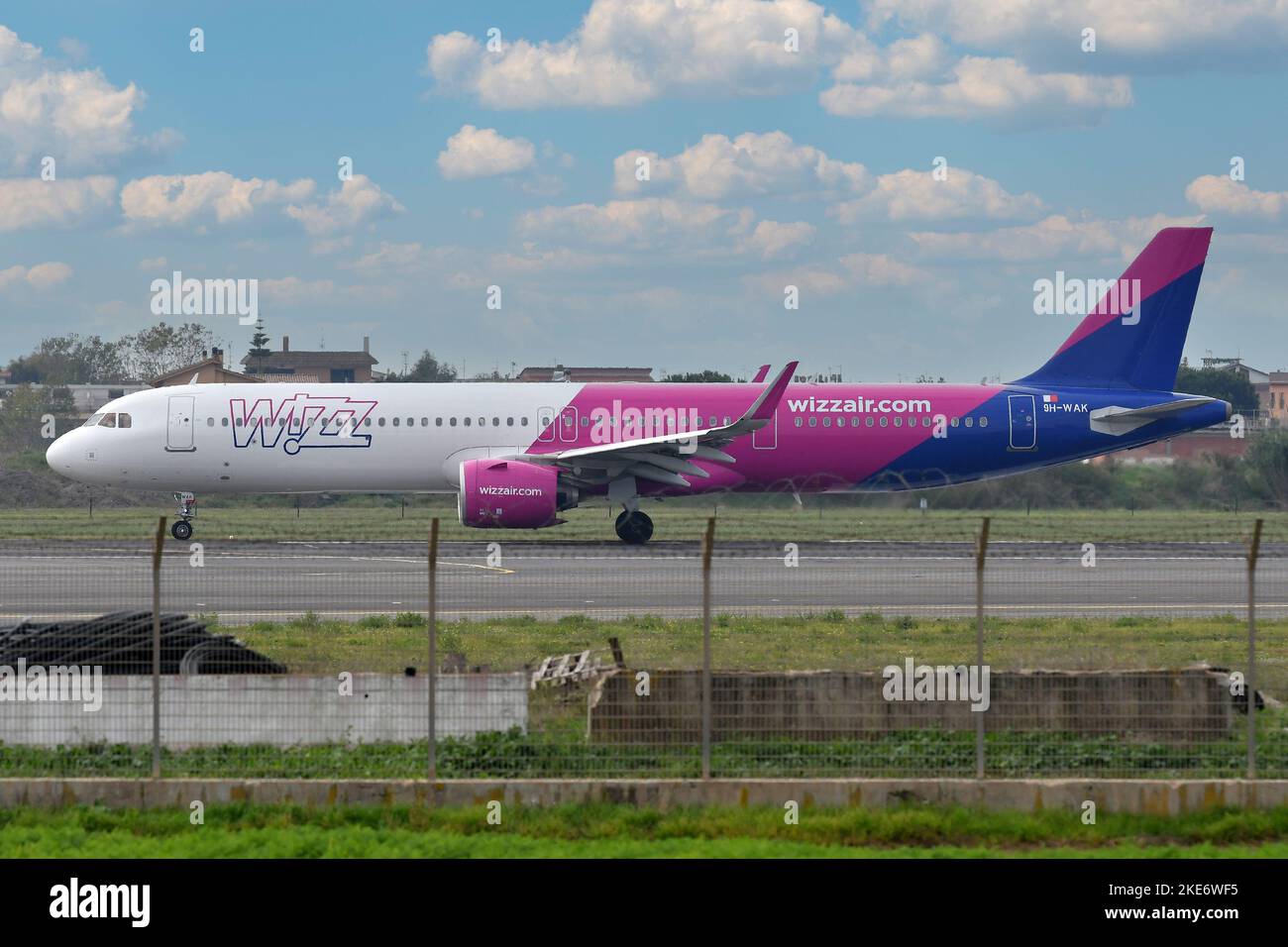 Fiumicino (Italia), 10th novembre 2022. Airbus A321 Wizz Air .Aircraft per l'aeroporto di Fiumicino. Fiumicino (Italia), 10th novembre 2022. Credit: Massimo Insabato/Alamy Live News Foto Stock