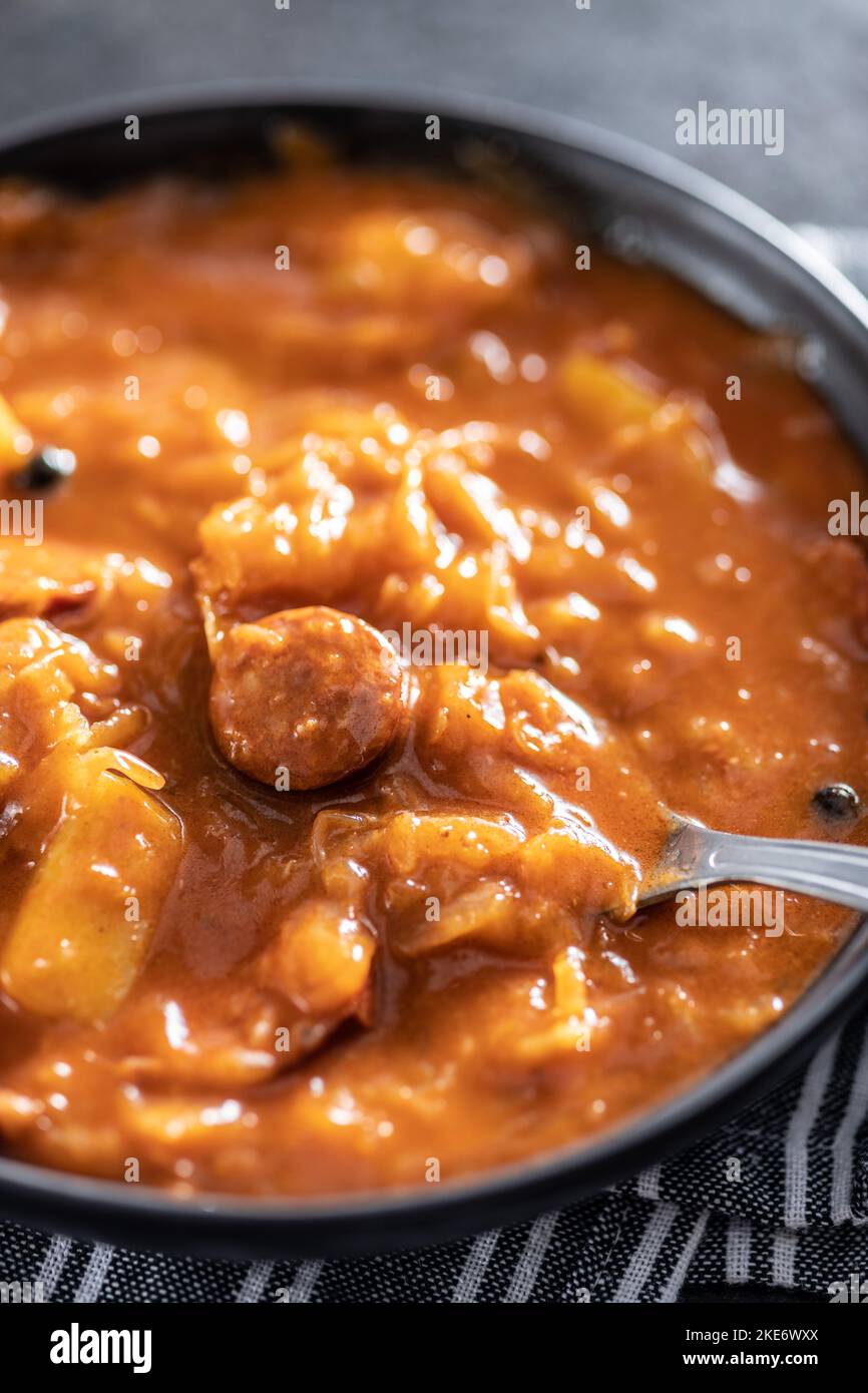 La zuppa di cavolo nel piatto. Zuppa di verdure sane. Foto Stock