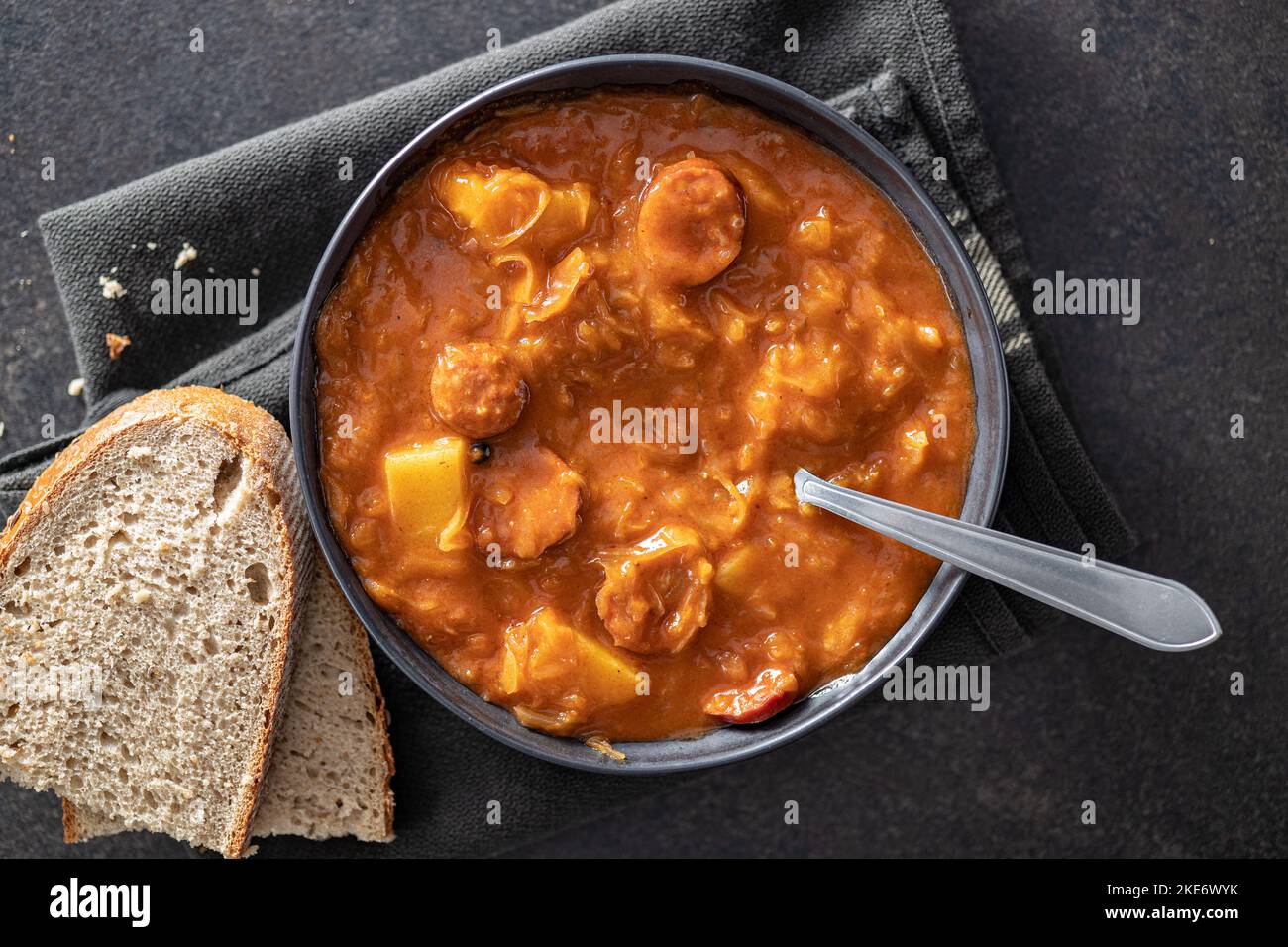 La zuppa di cavolo nel piatto. Zuppa di verdure sane. Vista dall'alto. Foto Stock