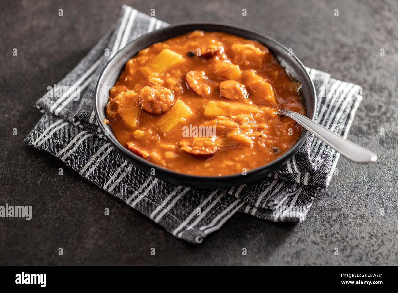 La zuppa di cavolo nel piatto. Zuppa di verdure sane. Foto Stock