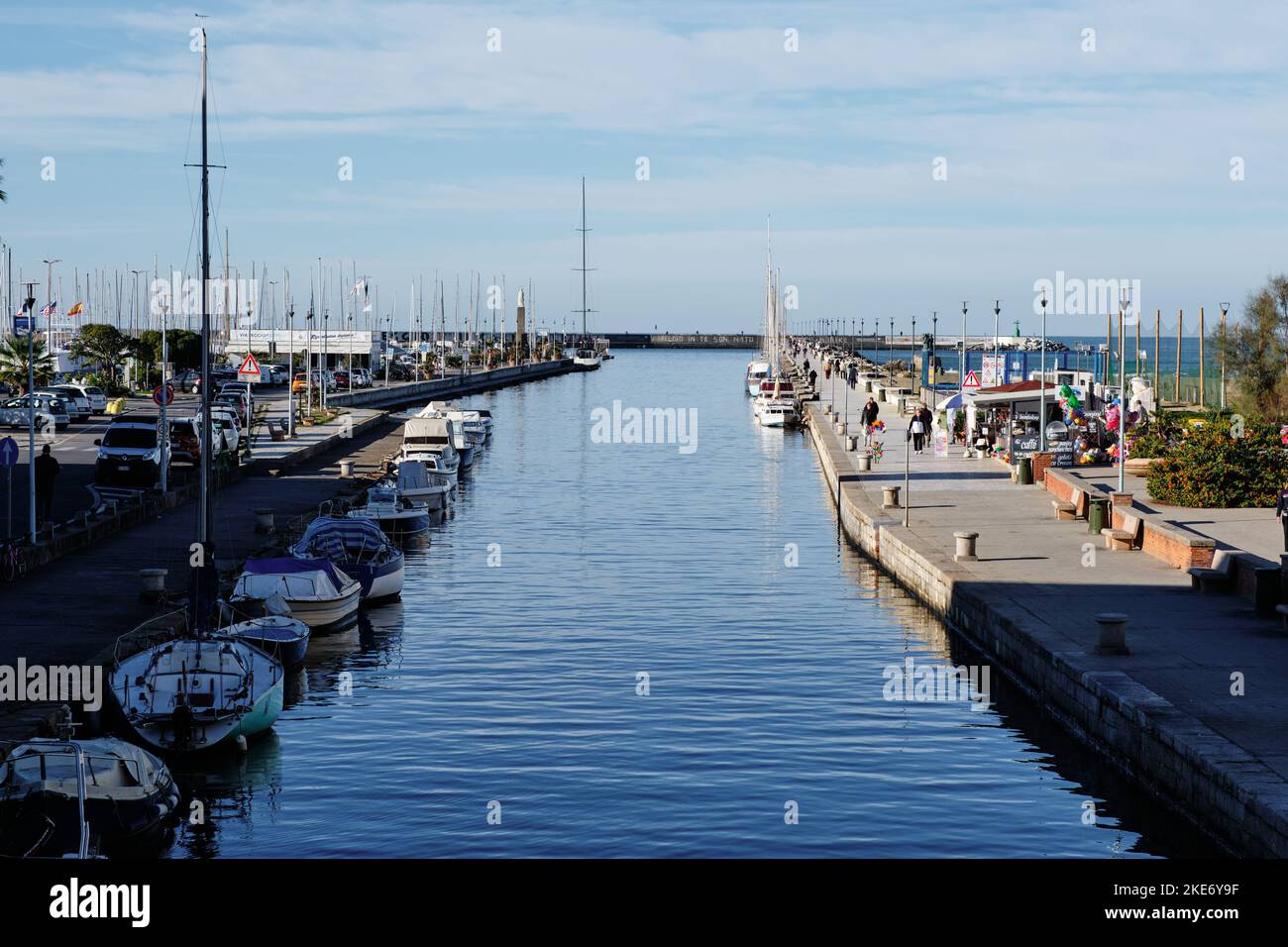 Viareggio, Italia - 06 novembre 2022: Barche ancorate al molo della città toscana Foto Stock