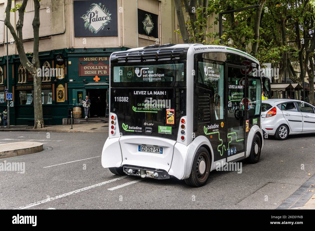 Un autobus elettrico che attraversa il centro della città di Avignone, Francia Foto Stock