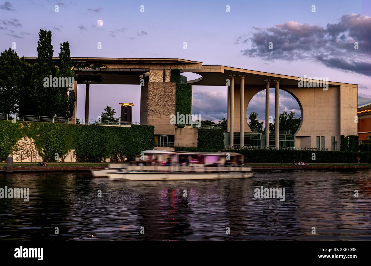 La modernissima cancelleria tedesca, a Berlino, in Germania. Questo edificio in cemento e vetro si trova sul fiume Sprea. Foto Stock