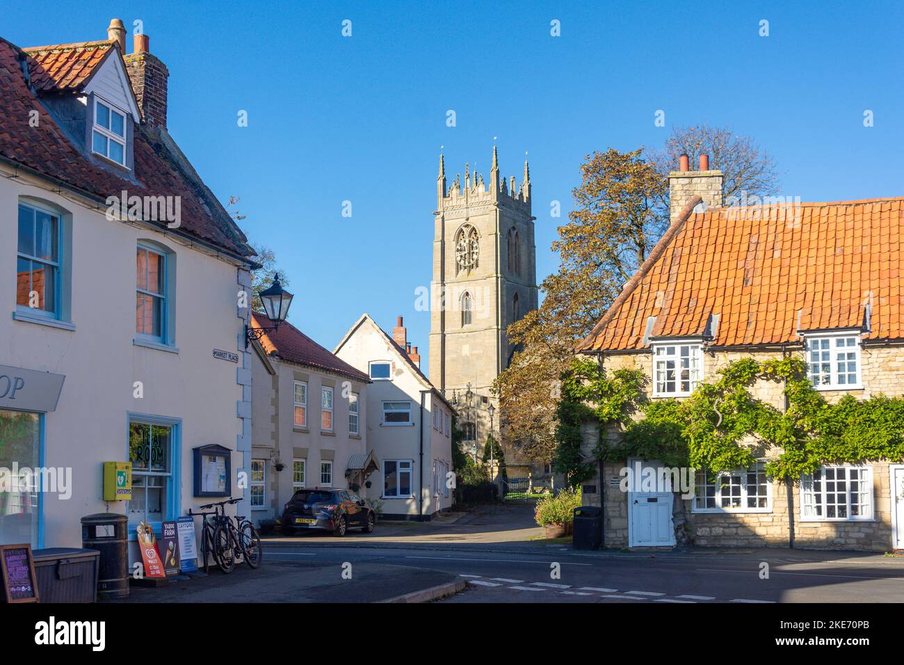 Chiesa di St Andrews da Market Place, Folkingham, Lincolnshire, Inghilterra, Regno Unito Foto Stock