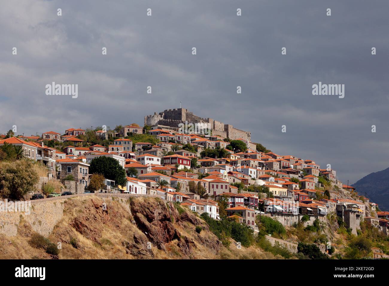 Castello di Molyvos visto dal livello del mare sopra la città - Kastro - Molyvos città. Lesbo. Ottobre 2022. Autunno Foto Stock