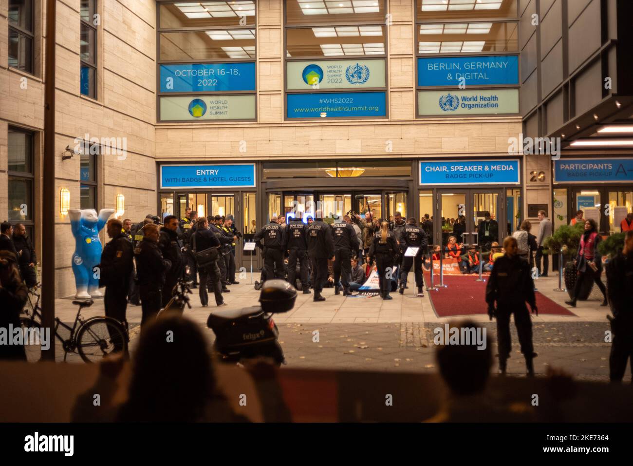 Berlino, Germania - 16 ottobre 2022: Protesta del gruppo di ribellione degli scienziati al vertice dell'Organizzazione Mondiale della Sanità 2022azione per il clima Foto Stock