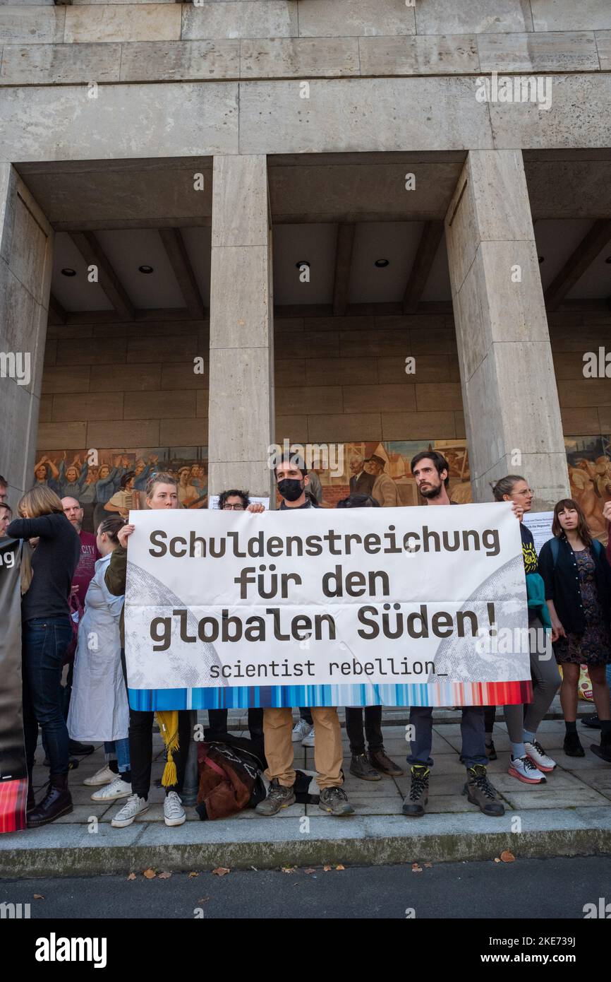 Berlino, Germania - Ottobre 17 2022: Protesta del gruppo di ribelli scienziati al di fuori del Ministro delle Finanze Foto Stock