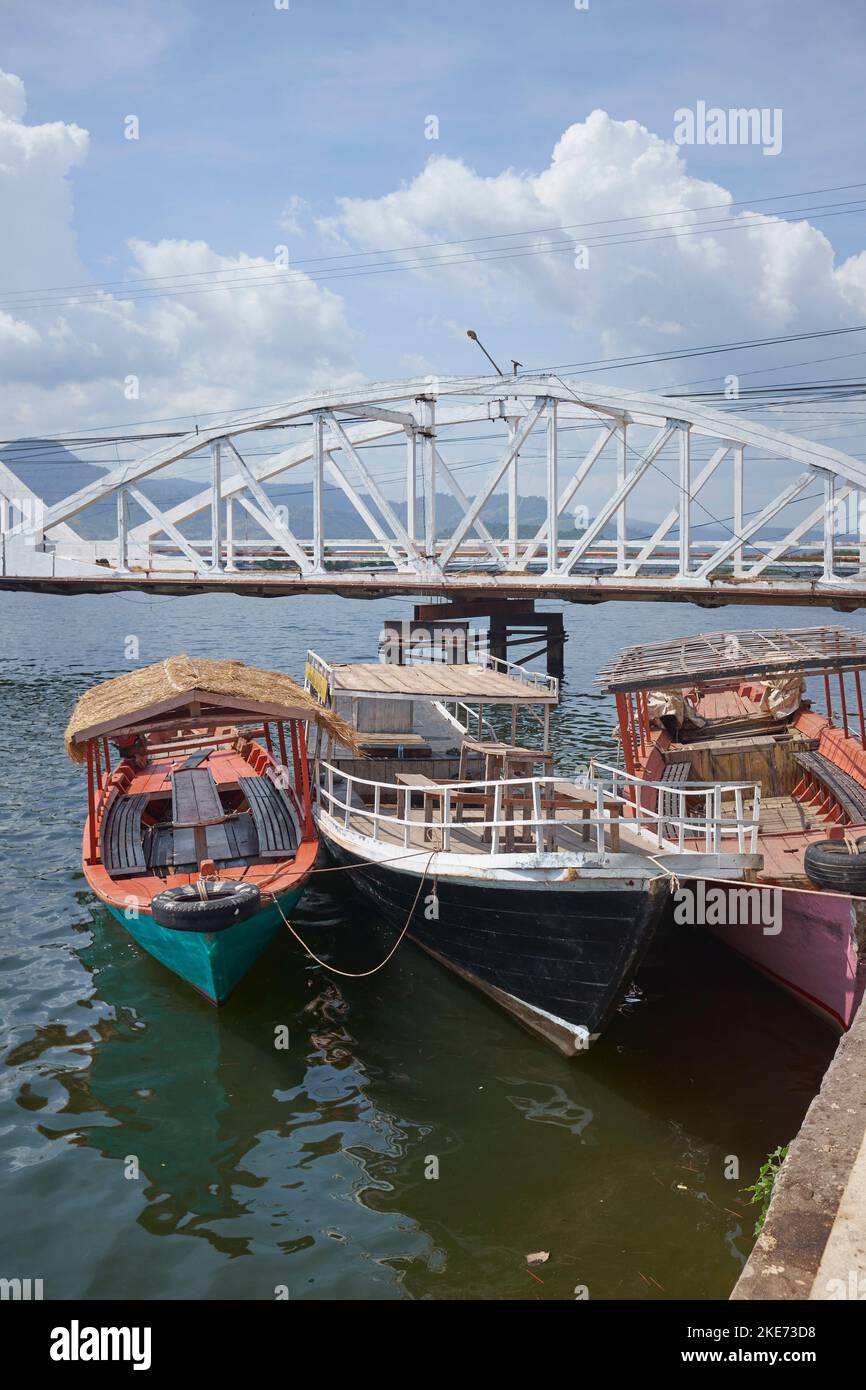 Le barche erano collegate alla banchina di fronte al nuovo ponte Etanou nel centro di Kampot, Cambogia Foto Stock
