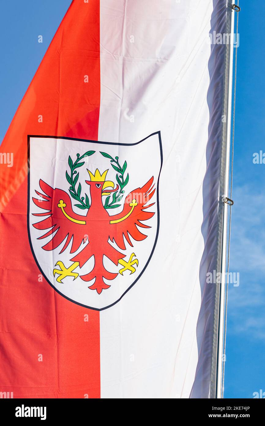 Bandiera di colore rosso e bianco con scudo recante un'aquila rossa; Bandiera dell'Alto Adige (Südtirol, Alto Adige) ufficialmente nominata Provincia Autonoma di Bolzano Foto Stock