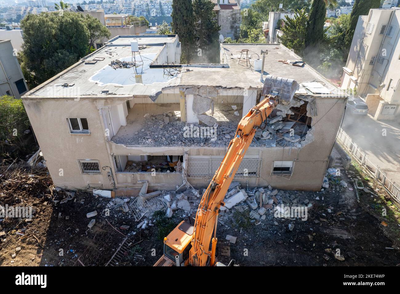 Rigenerazione urbana. Demolizione di un edificio per nuova costruzione. Foto Stock