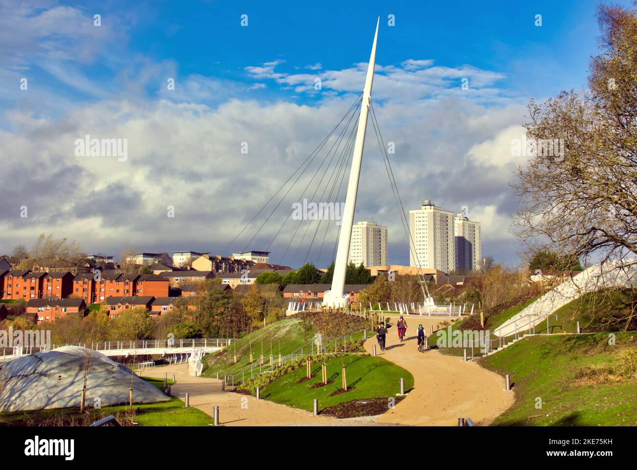 Glasgow, Scotland, UK 10th Novemberr, 2022 nuovo ponte che collega Edimburgo e Glasgow è ora aperto al traffico umano , il ponte di stockingfield, Oltre il canale Forth e Clyde permette agli utenti di andare in bicicletta o a piedi dal bowling sulla Clyde al centro di Edimburgo sulla pista ciclabile nazionale NCP754 . Credit Gerard Ferry/Alamy Live News Foto Stock