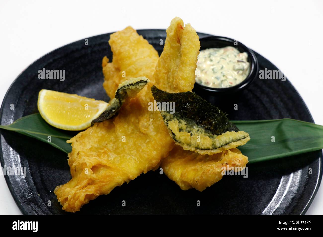 tempura in pastella croccante fritto pesce bianco spigola con sfondo bianco Foto Stock