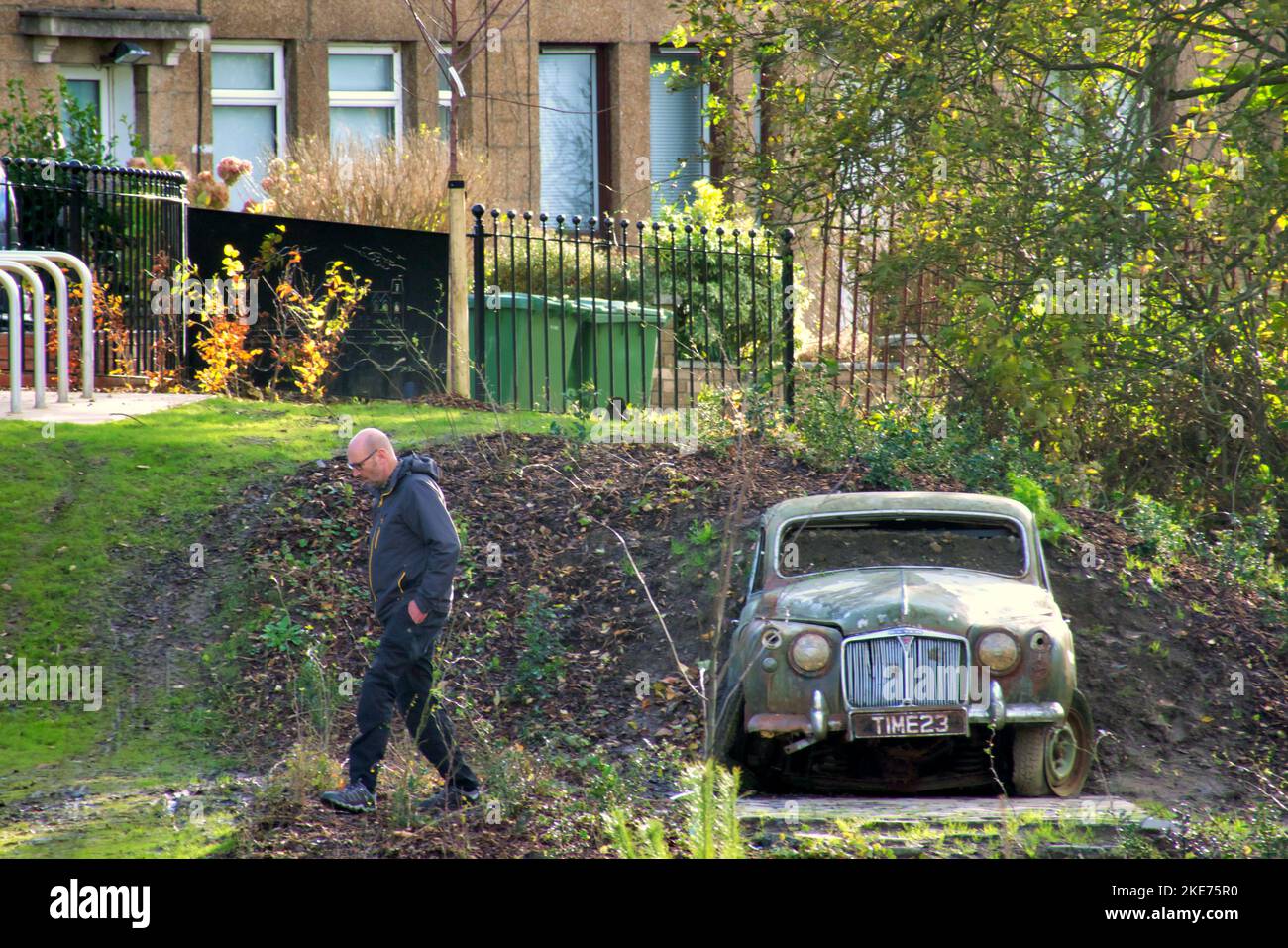 Glasgow, Scotland, UK 10th Novemberr, 2022 nuovo ponte che collega Edimburgo e Glasgow è ora aperto al traffico umano , il ponte di stockingfield, Oltre il quarto canale e Clyde permette agli utenti di andare in bicicletta o a piedi dal bowling sul Clyde al centro di Edimburgo sulla pista ciclabile nazionale NCP754 auto riciclata trovato nel canale è stato trasformato in una caratteristica di arte per la gioia della gente del posto. .Credit Gerard Ferry/Alamy Live News Foto Stock