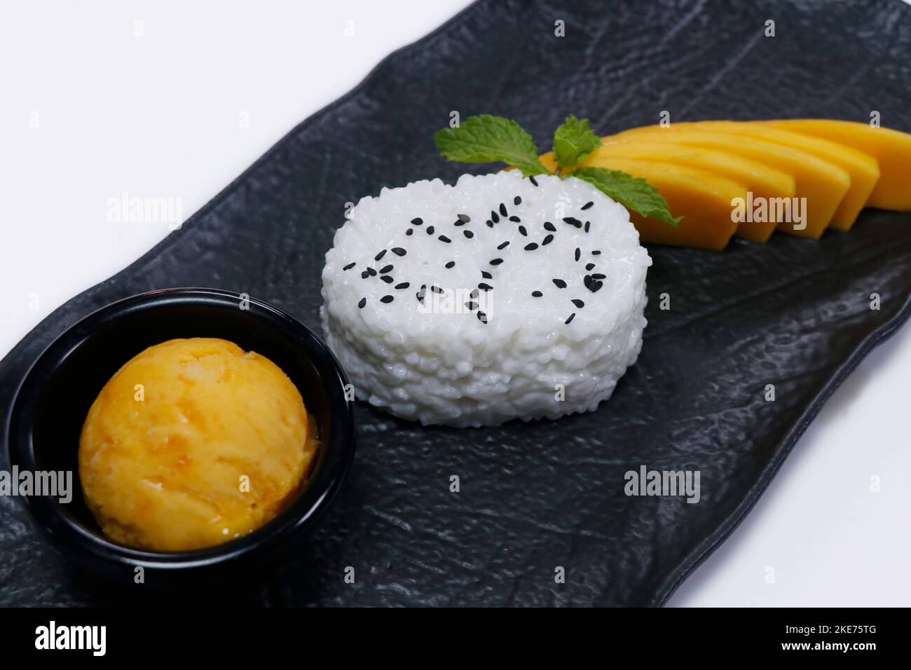 budino di riso tailandese con mango dolce fresco e gelato Foto Stock