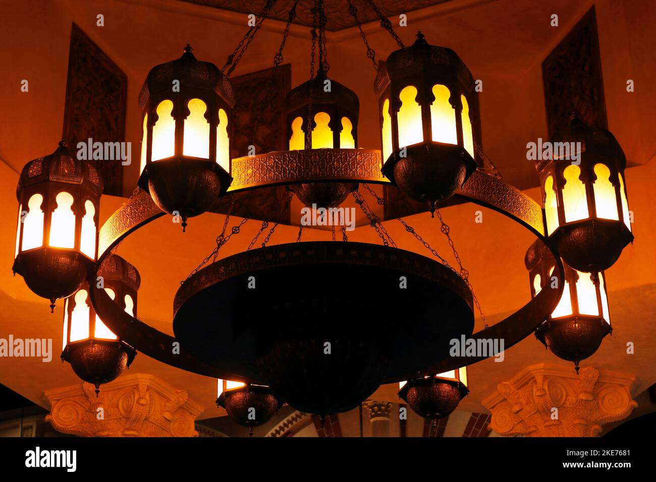 lampade da soffitto tradizionali sul tetto in stile arabo o medio-orientale Foto Stock