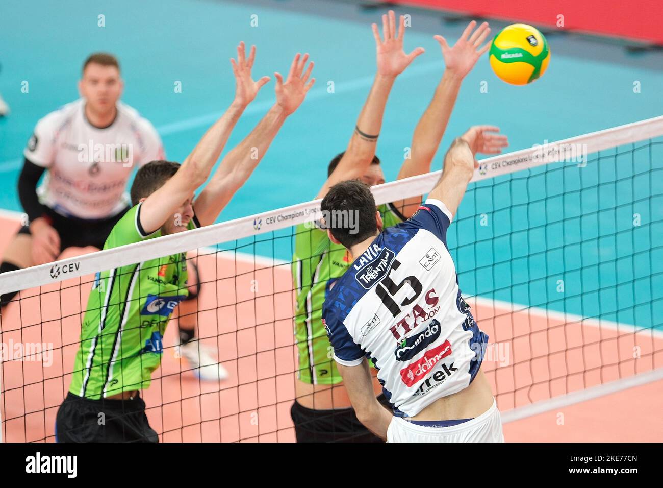 Trento, Italia. 10th Nov 2022. Attacco di Daniele Lavia - ITAS Trentino durante la partita di pallavolo di ITAS Trentino VS Decospan VT Menen, CEV Champions League a Trento, Italia, Novembre 10 2022 Credit: Independent Photo Agency/Alamy Live News Foto Stock