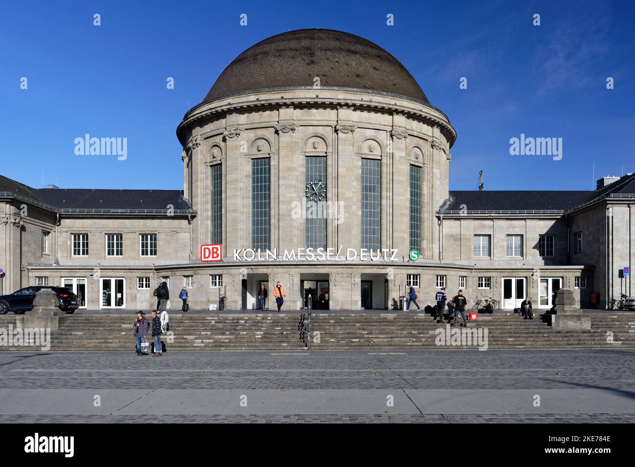 Colonia, Germania, novembre 10 2022: Stazione storica Messe/Deutz vicino al centro fieristico di colonia Foto Stock