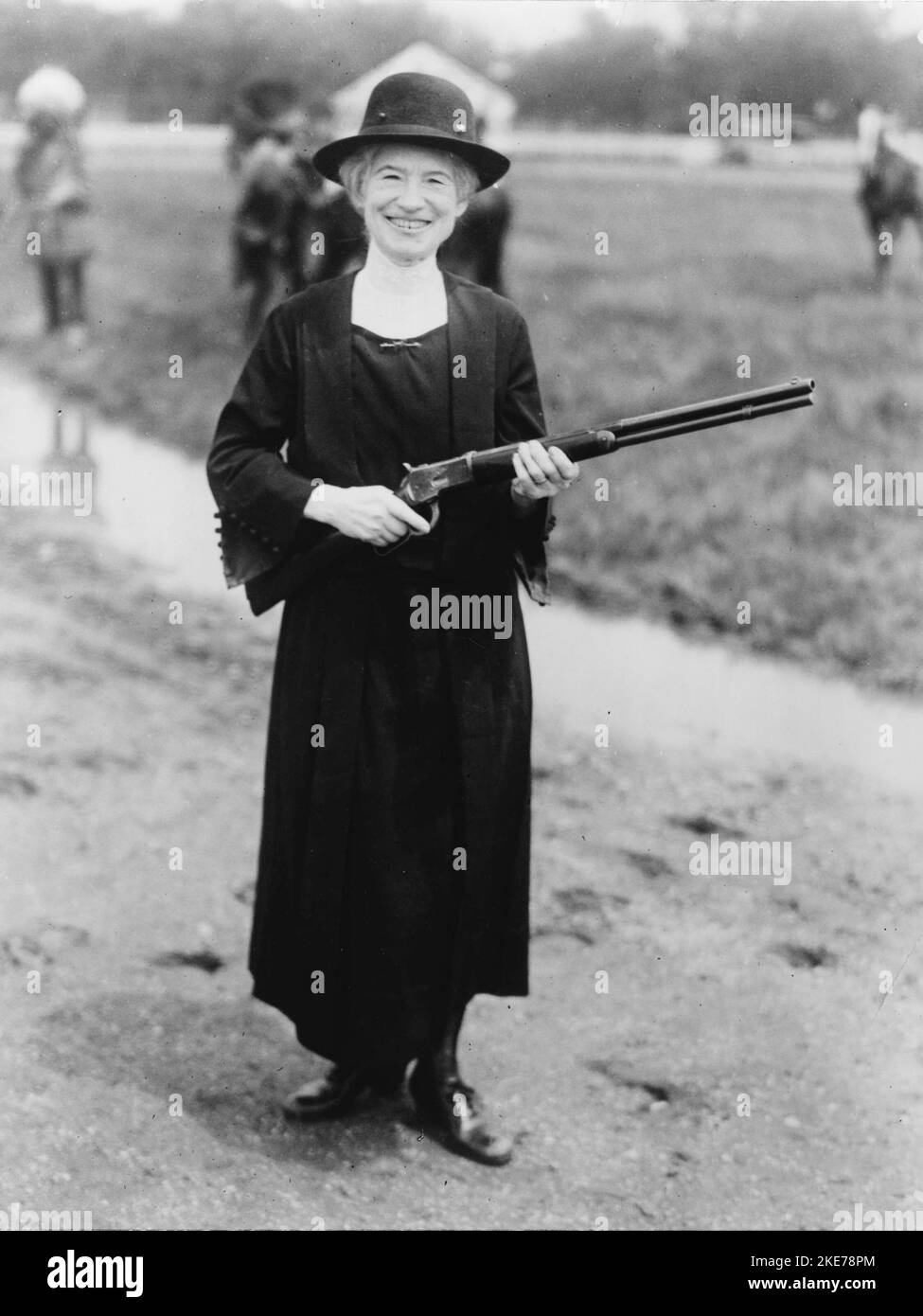 Annie Oakley, con una pistola Buffalo Bill le ha dato 1922. Annie Oakley (Phoebe Ann Mosey, 1860 – 1926) Sharpshooter americano che ha recitato nella mostra Buffalo Bill's Wild West. Foto Stock