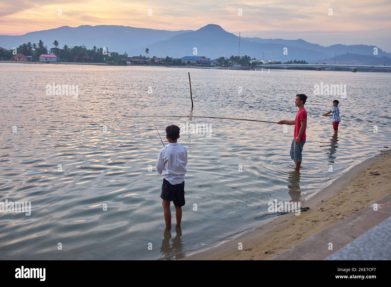 Ragazzi giovani che pescano nel fiume a Kampot Cambogia Foto Stock