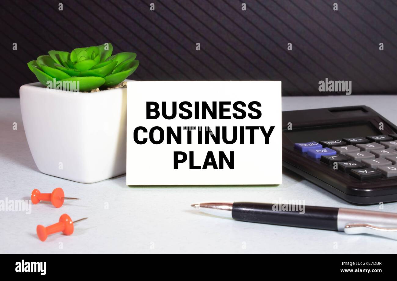 Su uno sfondo rosso brillante, cubi e blocchi di legno con il testo BCP Business Continuity Plan. Fabbricazione di giocattoli in legno. Foto Stock