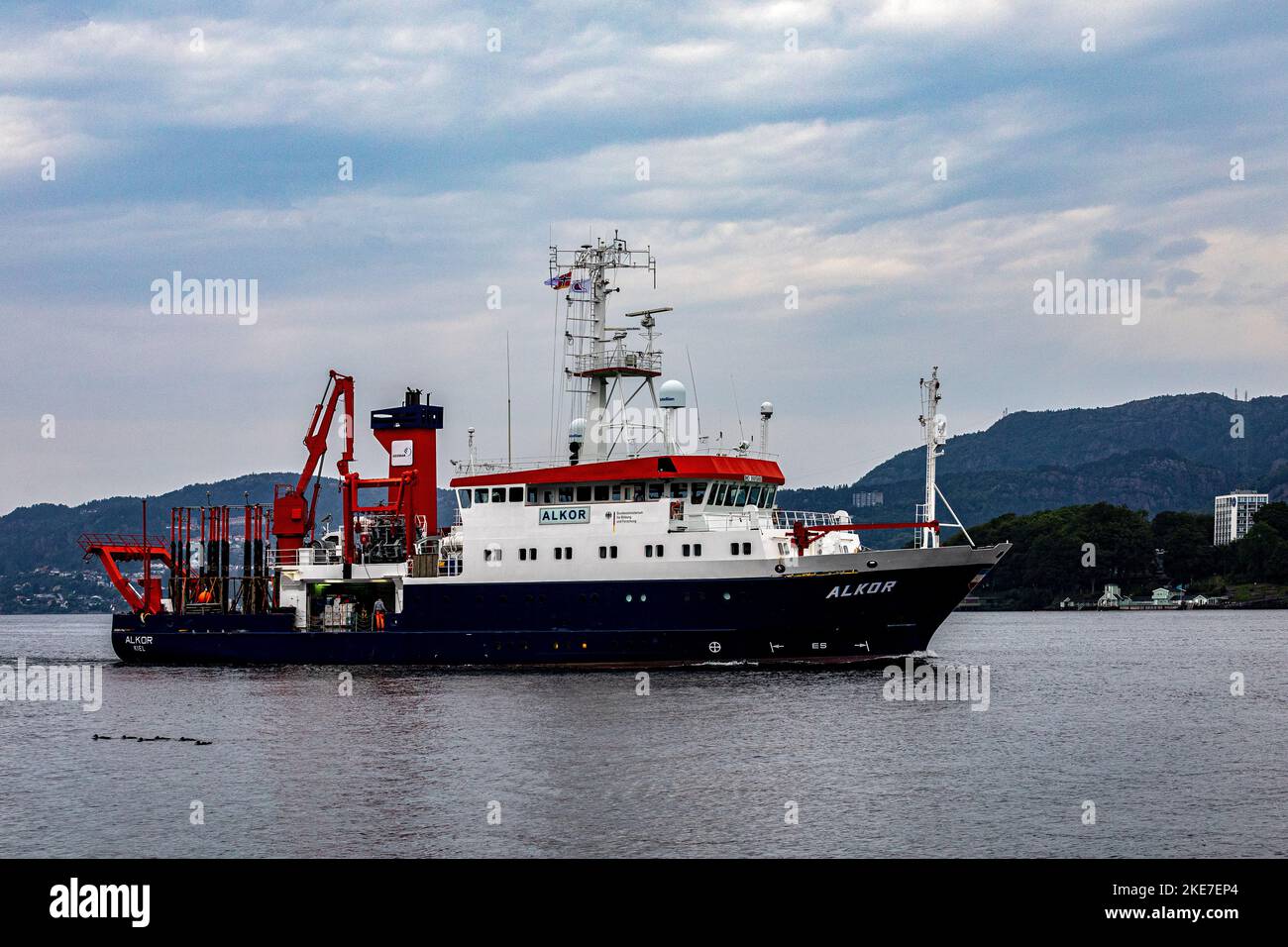 Nave da ricerca e sismica Alkor a Byfjorden, arrivando nel porto di Bergen, Norvegia. Foto Stock
