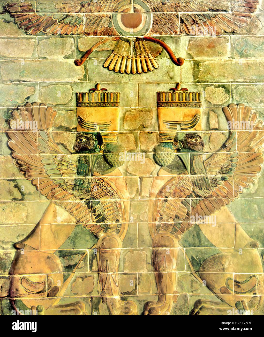 Un antico pannello di mattoni smaltati di Susa, in Iran, presso il museo archeologico di Teheran, con leoni alati e simbolo divino in alto al centro Foto Stock