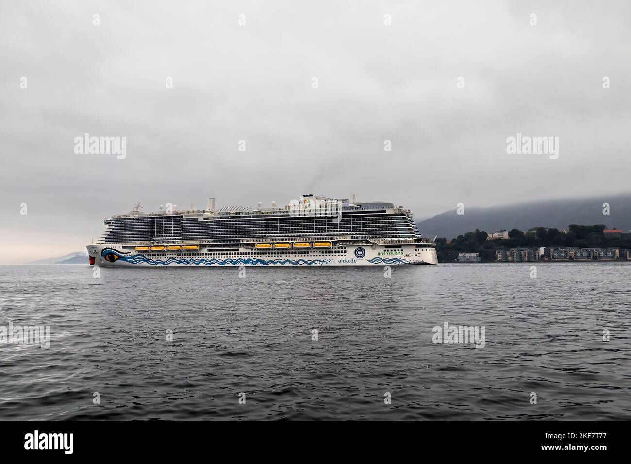 Nave da crociera Sky AIDAnova a Byfjorden, con partenza dal porto di Bergen, Norvegia Foto Stock