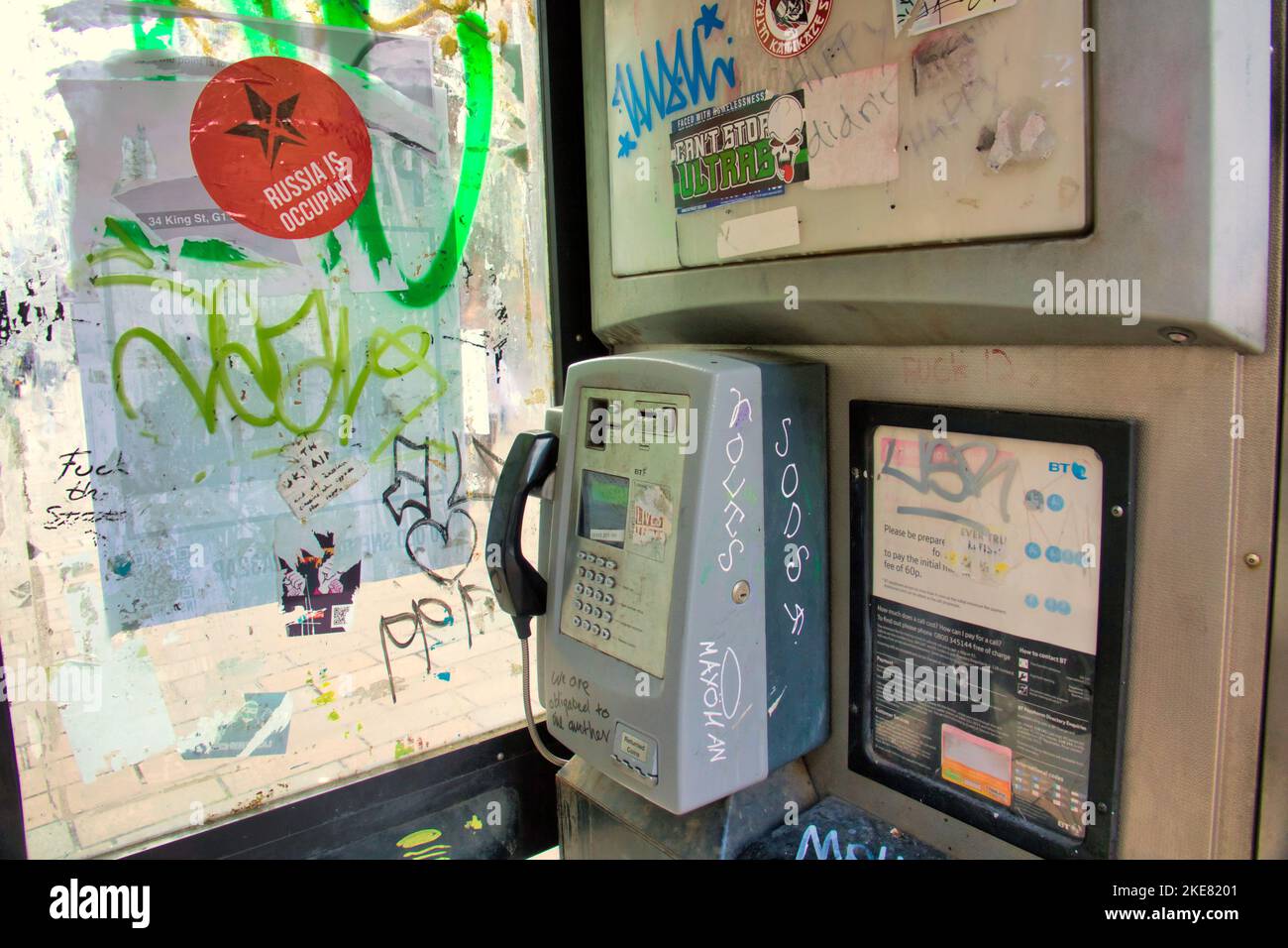 cabina telefonica vandalizzata graffiti Foto Stock