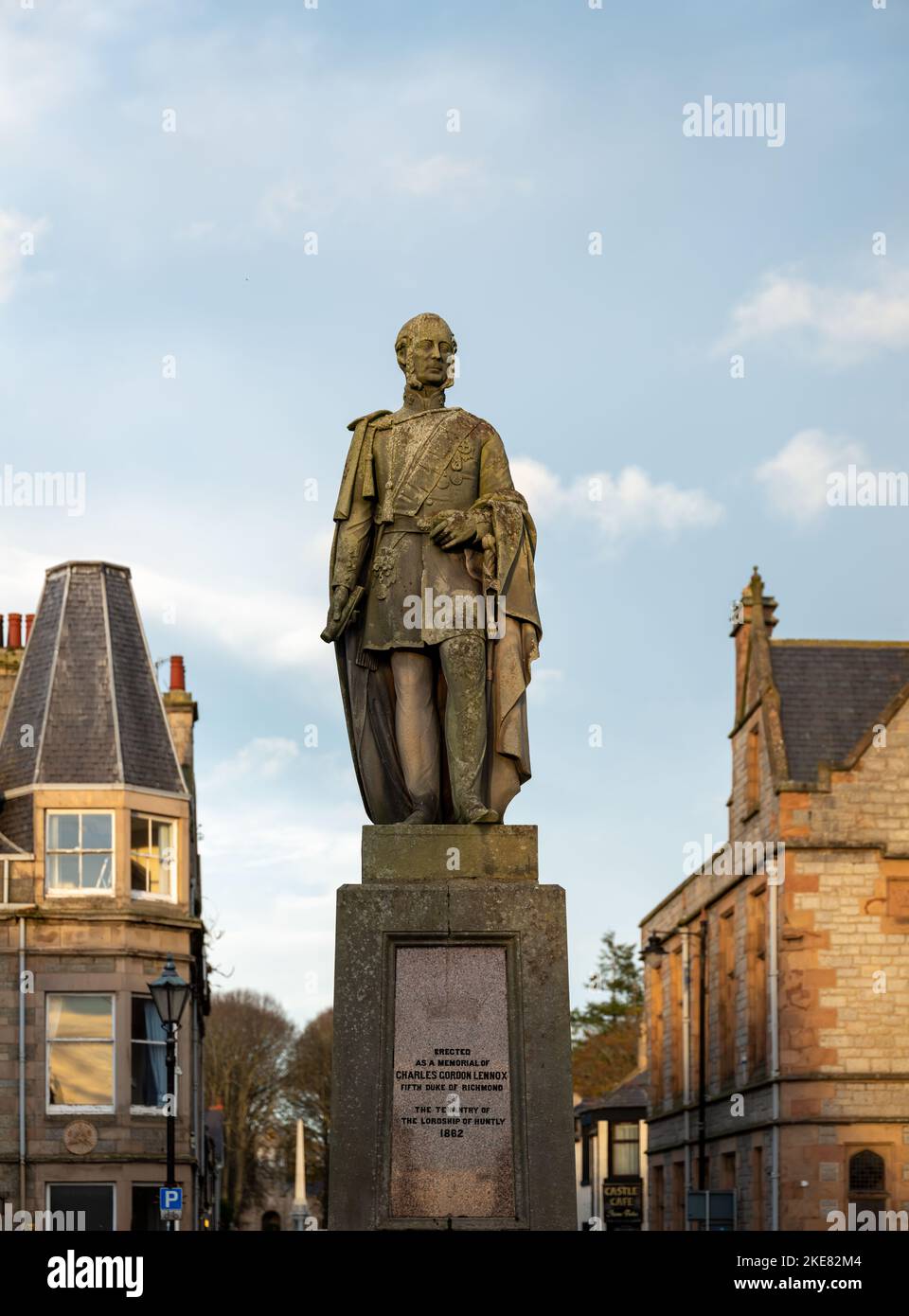 9 novembre 2022. Huntly, Aberdeenshire, Scozia. Questo è il monumento per Charles Gordon Lennox nella Piazza del centro di Huntly come il sole è stato tramontato Foto Stock