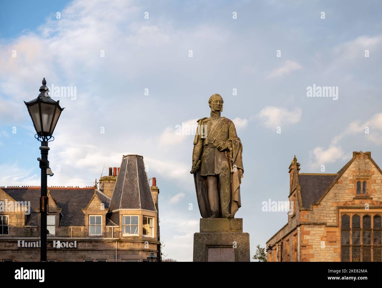 9 novembre 2022. Huntly, Aberdeenshire, Scozia. Questo è il monumento per Charles Gordon Lennox nella Piazza del centro di Huntly come il sole è stato tramontato Foto Stock