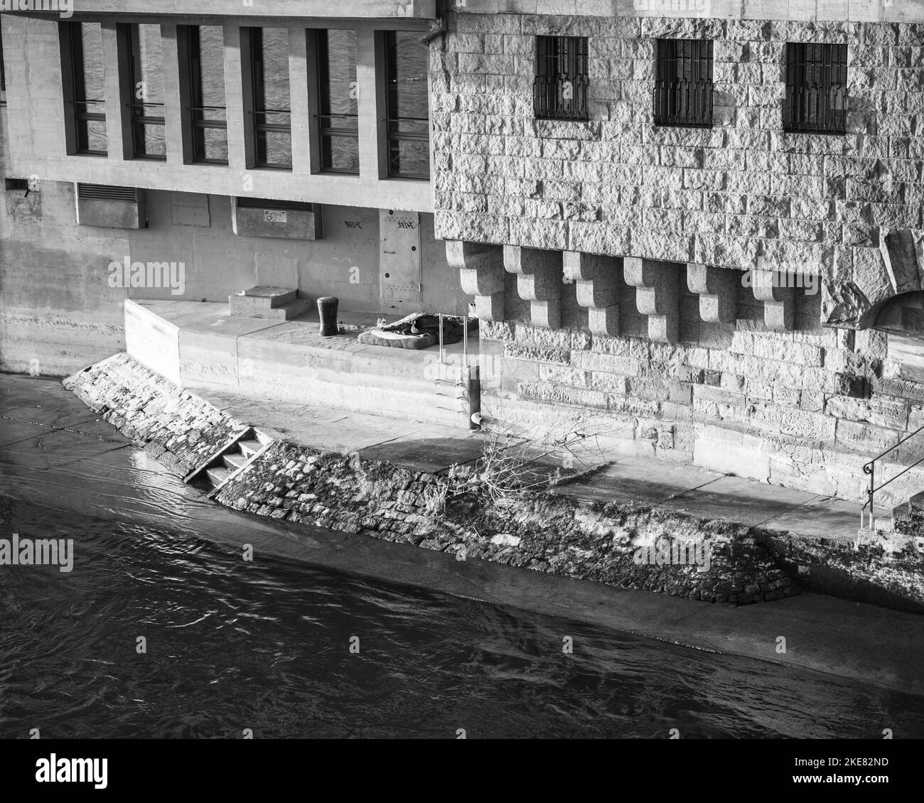 Una scala di grigi di dettagli di un vecchio edificio sulla riva del Reno Foto Stock