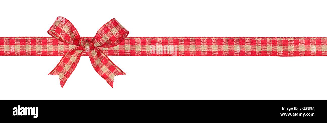 Rosso e marrone bufalo plaid Natale regalo fiocco e nastro. Lungo bordo isolato su sfondo bianco. Foto Stock