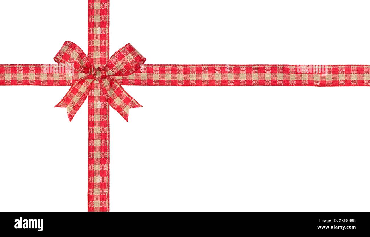 Rosso e marrone gingham plaid Natale regalo fiocco e nastro. Disposizione della scatola avvolta isolata su uno sfondo bianco. Foto Stock