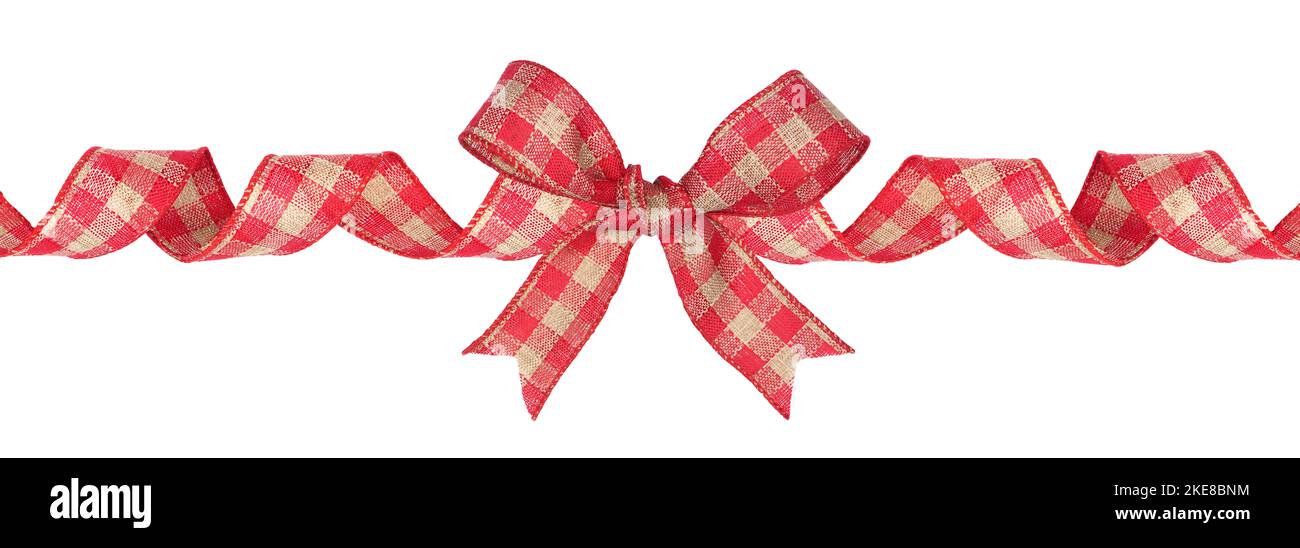 Rosso e marrone gingham plaid Natale regalo fiocco e nastro. Bordo lungo, arricciato, isolato su sfondo bianco. Foto Stock