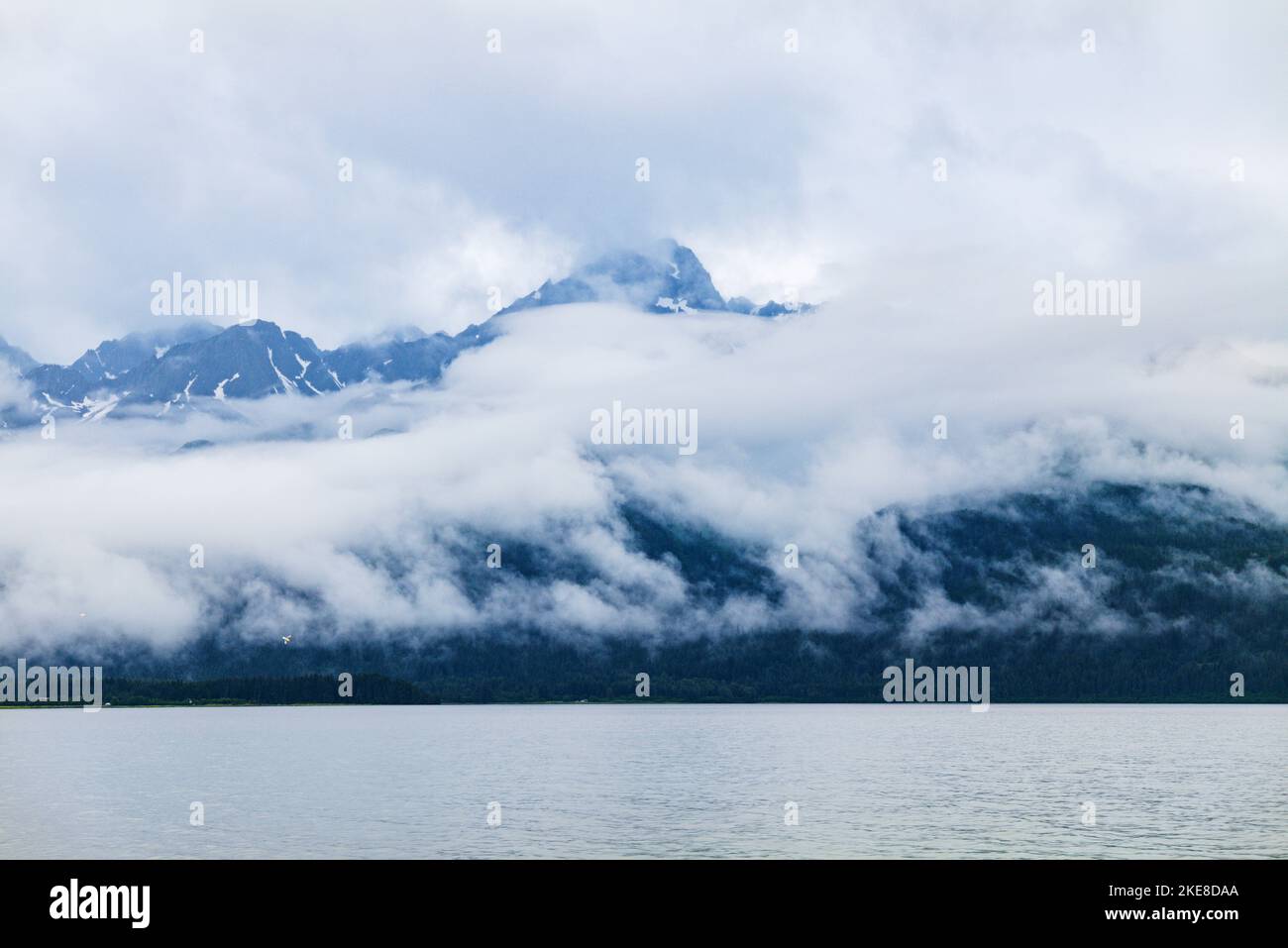 Nuvole basse; Resurrection Bay; Chugach National Forest Beyond; Seward; Alaska; USA Foto Stock