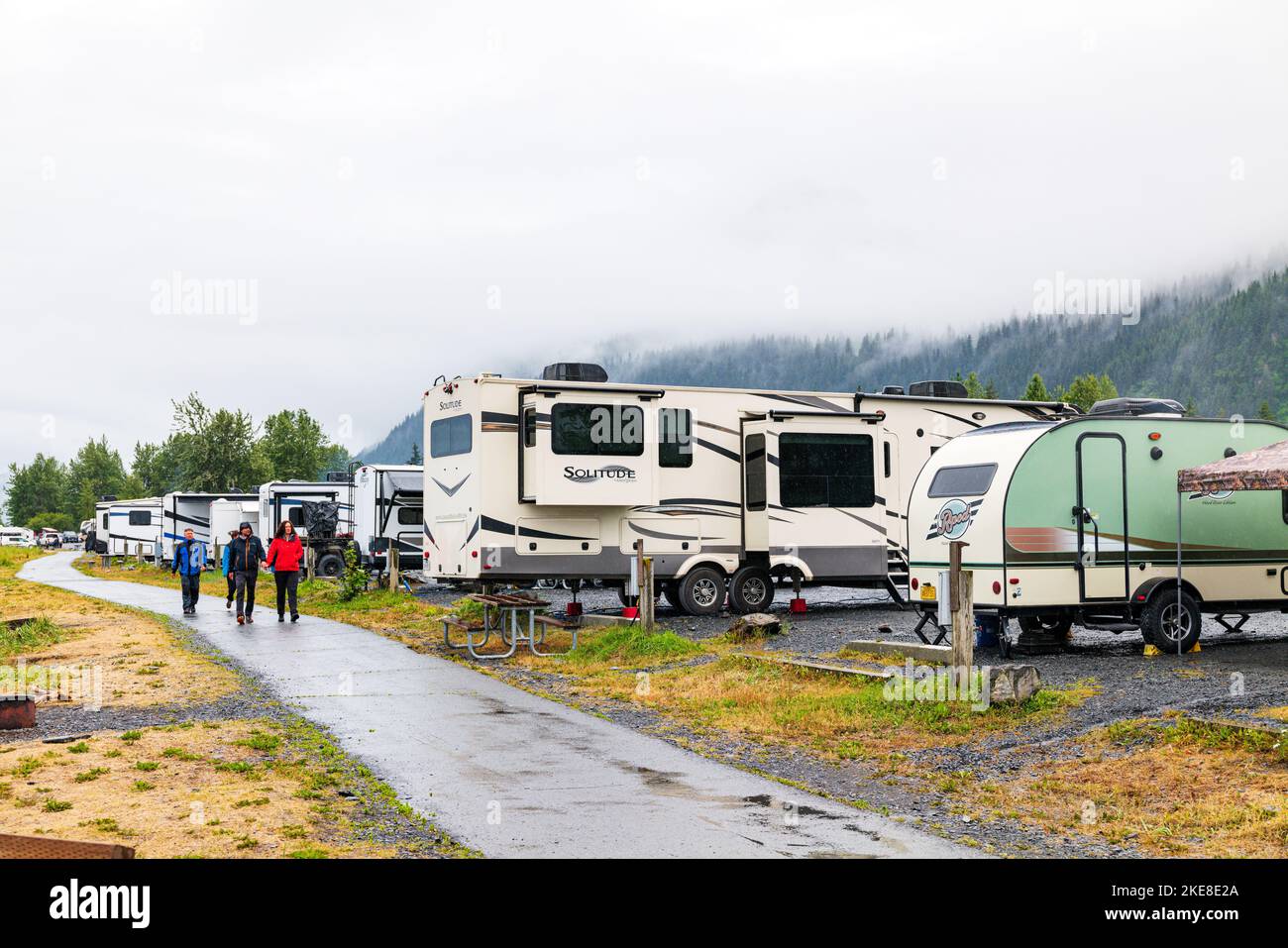 Turisti; camper; veicoli ricreativi; Forest River RV Site; Seward; Alaska; USA Foto Stock