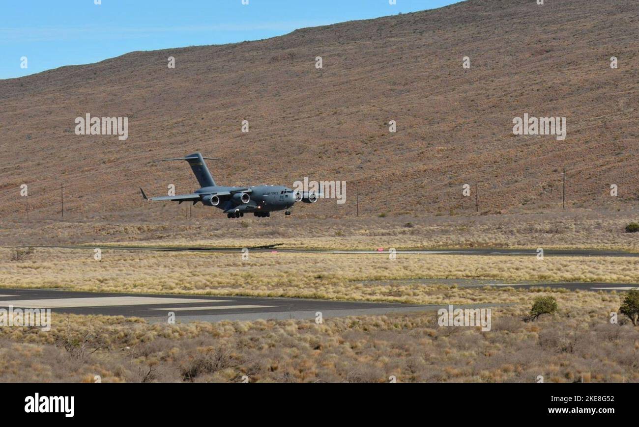 US Air Force 535th Air Lift Squadron dalla base dell'aeronautica di Hickam, Oahu, volo di prova di concetto per C17s per utilizzare l'USAG Pohakulua Training Area Bradshaw Army Airfield, Big Island, Hawaii. Questa è stata la prima volta in 20 anni che un C17 è atterrato al PTA. Il test ha avuto successo e l'Esercito / Aeronautica prevede l'utilizzo futuro di questo aeromobile per il trasporto di truppe tra Oahu e la Big Island. Foto Stock