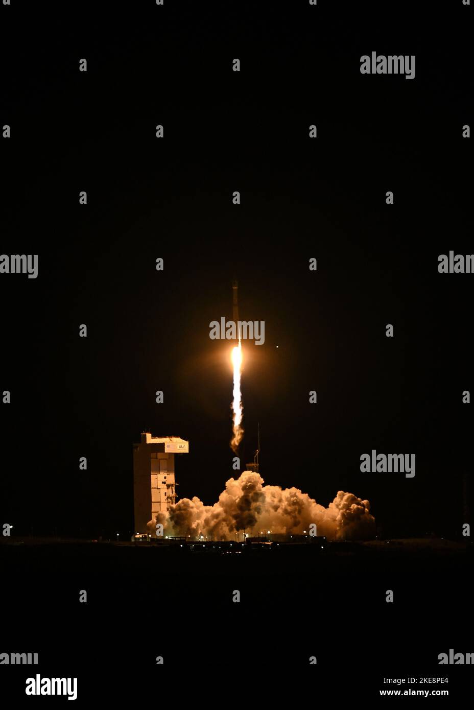 Il Team Vandenberg ha lanciato un razzo dell'Atlante V della United Launch Alliance che porta il sistema satellitare polare congiunto NOAA (National Oceanic and Atmospheric Administration's) 2 (JPSS-2) e il test di volo orbitale a bassa terra della NASA su un deceleratore gonfiabile (LOFTID) dal Space Launch Complex-3 giovedì, 10 novembre, alle 1:49:00 ora del Pacifico. (STATI UNITI Foto forza spaziale di Ryan Quijas) Foto Stock