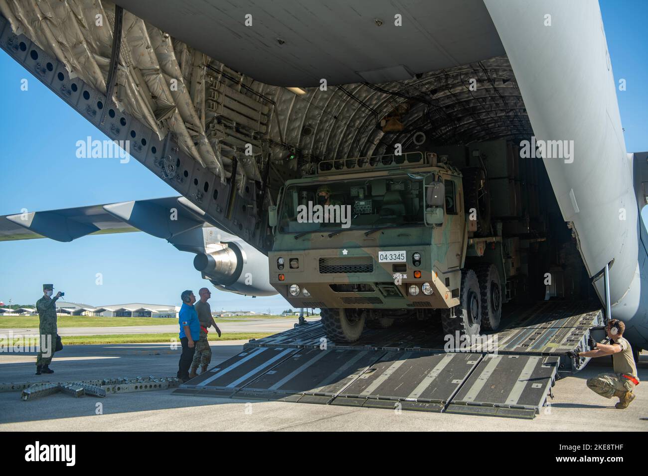 Gli aerei della 733d Air Mobility Squadron guide Giappone Ground Self-Defense Force member che guidano un veicolo missilistico superficie-aria alla base aerea di Kadena, Giappone, 3 novembre 2022. Il 733d AMS ha coordinato con le controparti JGSDF per questo corso di formazione sul carico statico per esercitare le capacità critiche necessarie per supportare la difesa della regione Indo-Pacifico. (STATI UNITI Air Force foto di Airman 1st Class Alexis Redin) Foto Stock