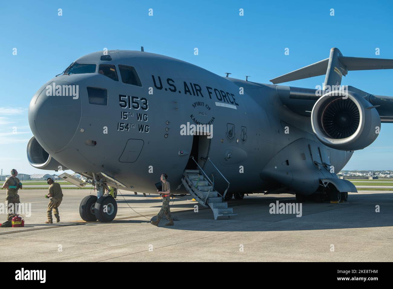 I militari del 733d Air Mobility Squadron eseguono operazioni post-volo su un Globemaster C-17 dell'aeronautica statunitense presso la base aerea di Kadena, Giappone, 3 novembre 2022. Il 733d Air Mobility Squadron ha coordinato con le controparti JGSDF per questo corso di formazione sul carico statico per esercitare le capacità critiche necessarie per supportare la difesa della regione Indo-Pacific. (STATI UNITI Air Force foto di Airman 1st Class Alexis Redin) Foto Stock