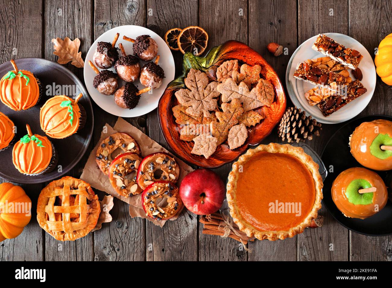 Dessert autunnali tavola scena con una varietà di dolci dolci autunno. Vista dall'alto su uno sfondo di legno scuro. Foto Stock