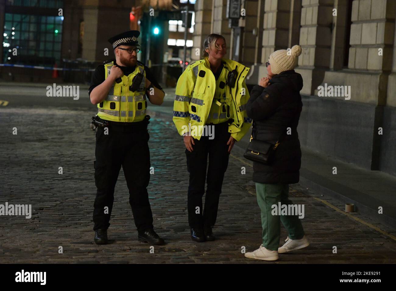 Edimburgo Scozia, Regno Unito 10 novembre 2022. Incidente della polizia. L'estremità orientale di Princes Street e le strade laterali sono chiuse con lo smaltimento di bombe alla presenza di polizia, ambulanza e vigili del fuoco. Credit sst/alamy live news Foto Stock