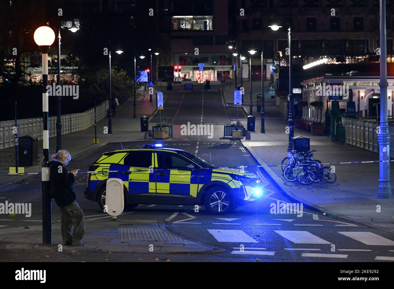 Edimburgo Scozia, Regno Unito 10 novembre 2022. Incidente della polizia. L'estremità orientale di Princes Street e le strade laterali sono chiuse con lo smaltimento di bombe alla presenza di polizia, ambulanza e vigili del fuoco. Credit sst/alamy live news Foto Stock