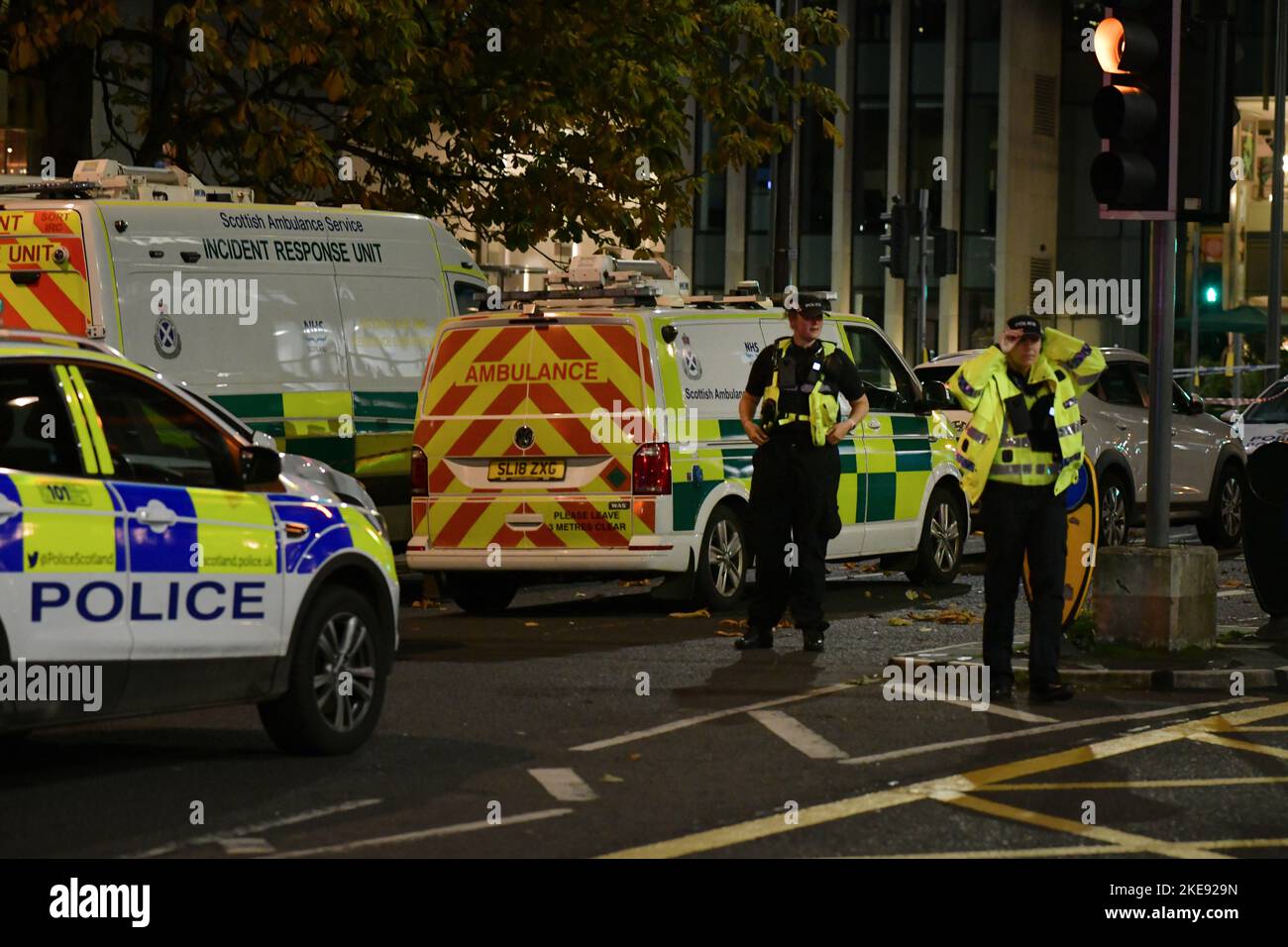 Edimburgo Scozia, Regno Unito 10 novembre 2022. Incidente della polizia. L'estremità orientale di Princes Street e le strade laterali sono chiuse con lo smaltimento di bombe alla presenza di polizia, ambulanza e vigili del fuoco. Credit sst/alamy live news Foto Stock