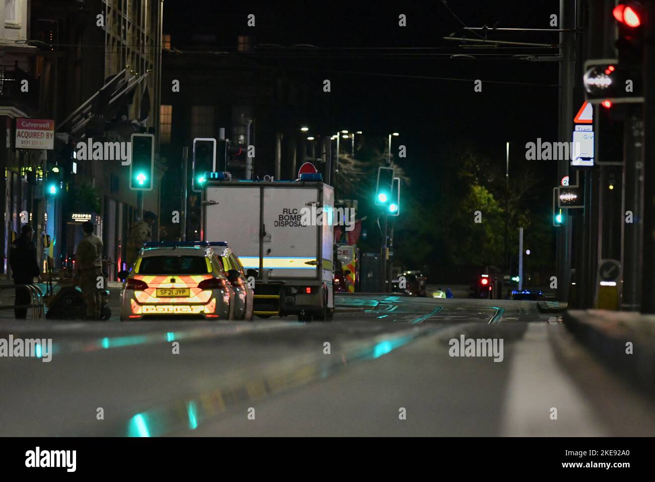 Edimburgo Scozia, Regno Unito 10 novembre 2022. Incidente della polizia. L'estremità orientale di Princes Street e le strade laterali sono chiuse con lo smaltimento di bombe alla presenza di polizia, ambulanza e vigili del fuoco. Credit sst/alamy live news Foto Stock