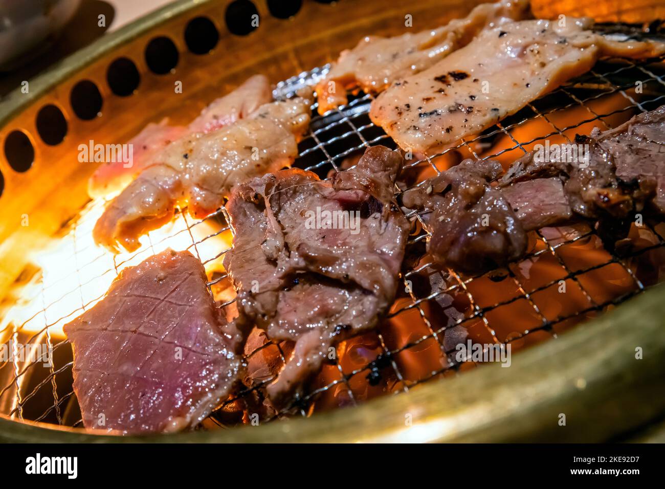 Ristorante coreano BBQ, grigliate di pollo e manzo. Foto Stock