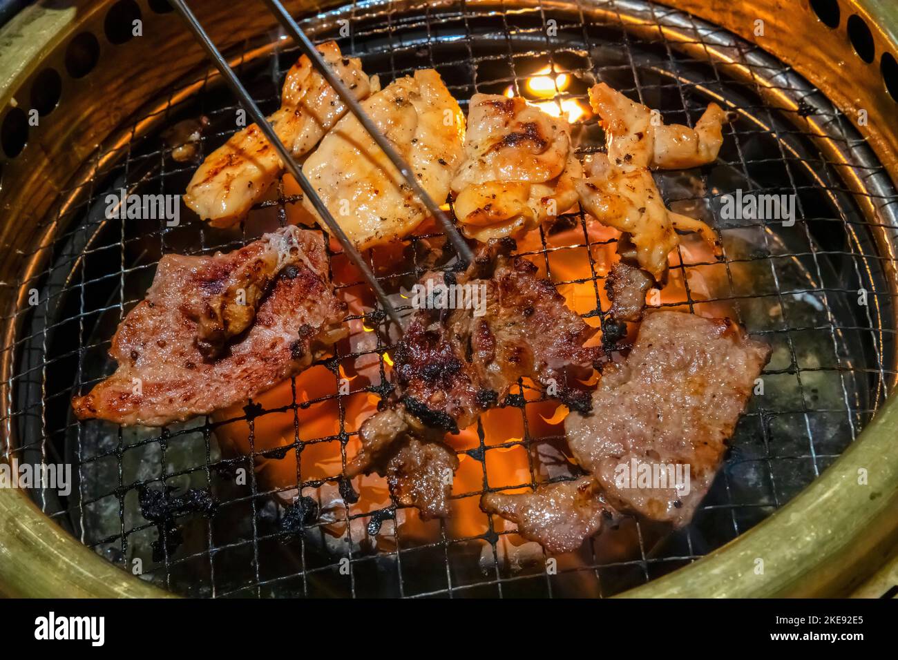 Ristorante coreano BBQ, grigliate di pollo e manzo. Foto Stock