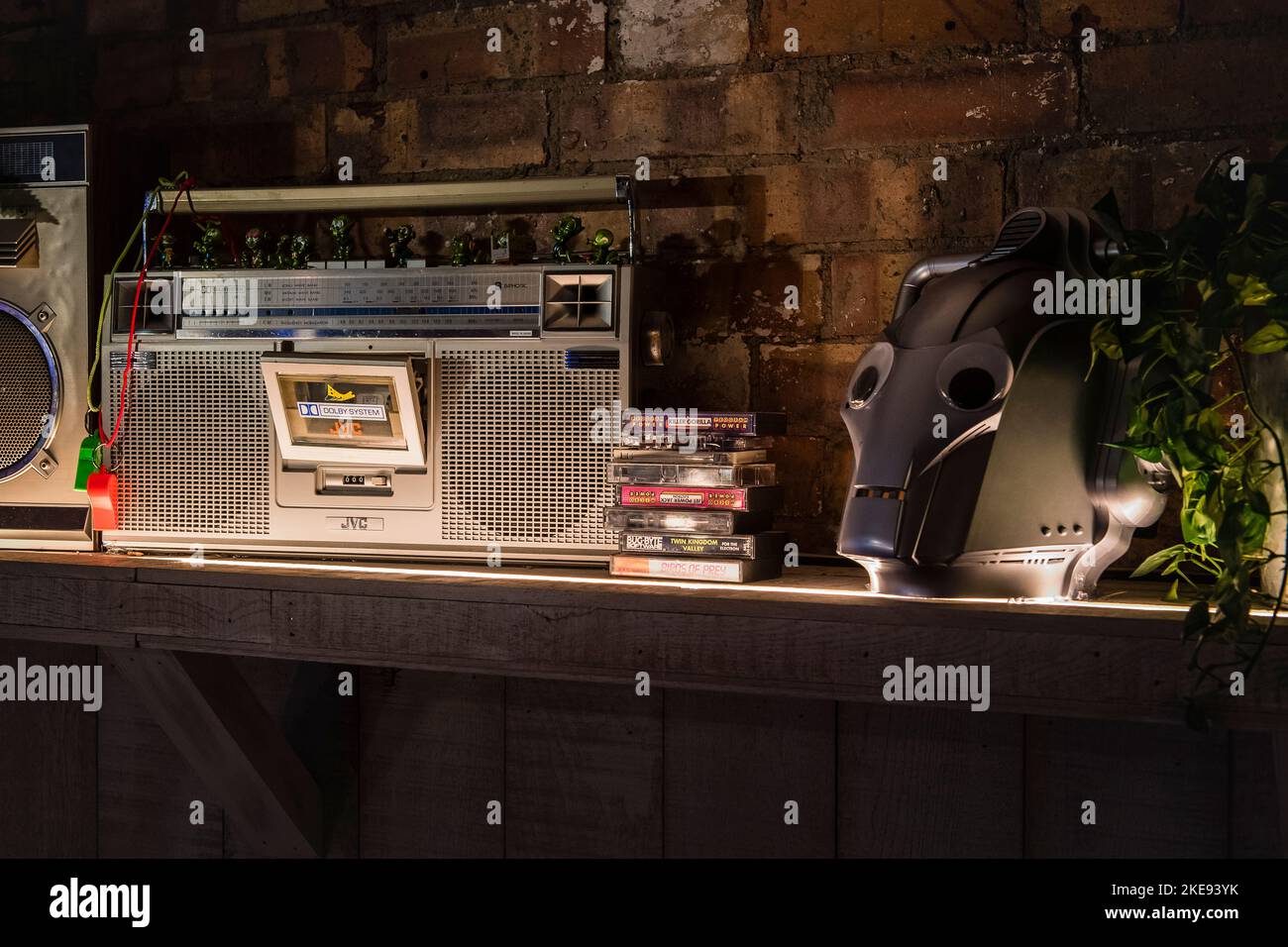 Lettore radio con registratore a nastro retro con cassette sullo scaffale della casa Foto Stock