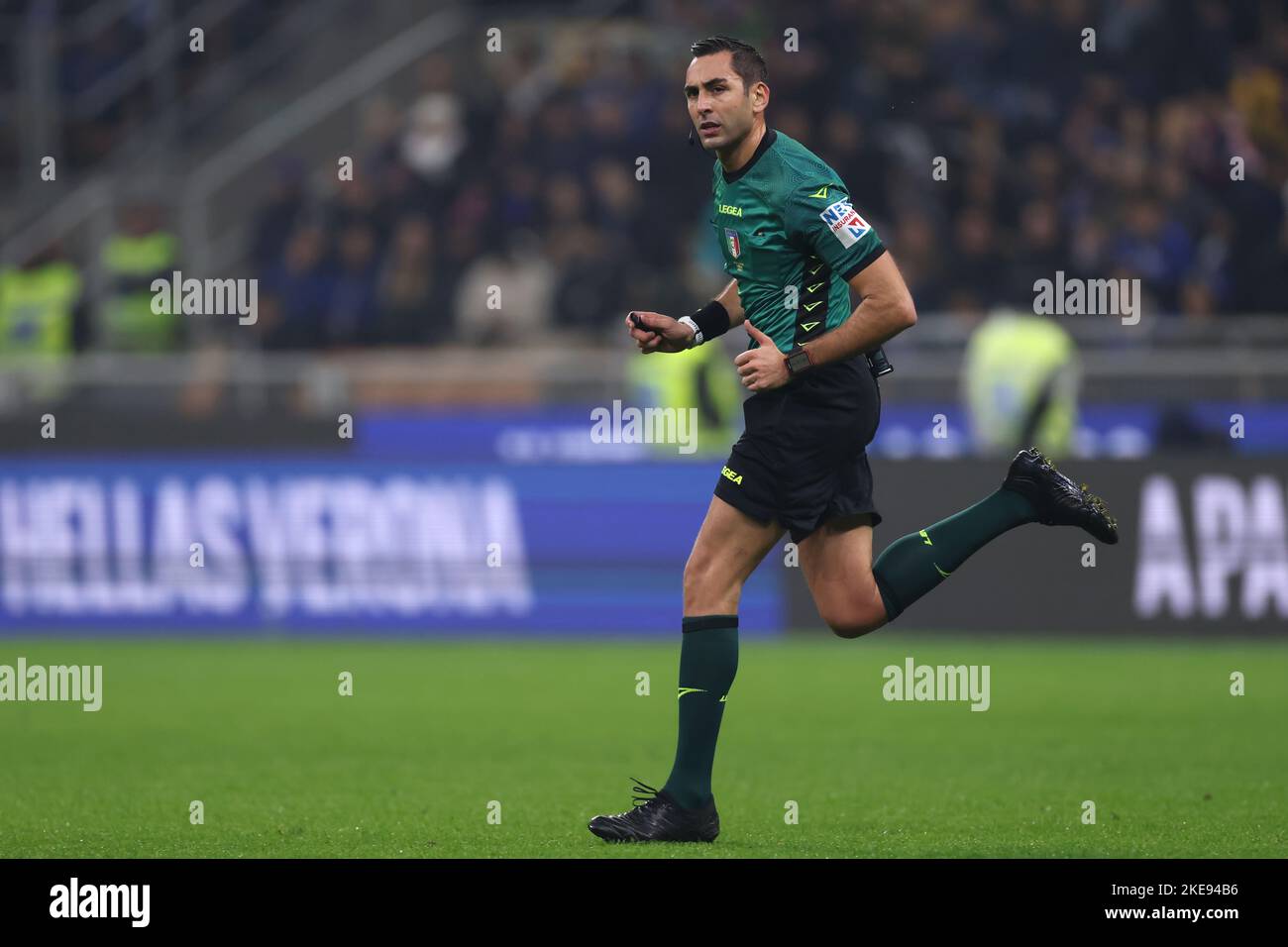 Milano, Italia, 9th novembre 2022. Il Referee Andrea Colombo corre in campo durante la Serie A match a Giuseppe Meazza, Milano. L'immagine di credito dovrebbe essere: Jonathan Moskrop / Sportimage Foto Stock